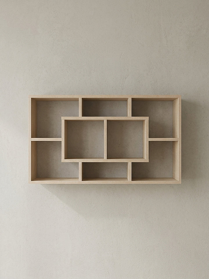 Schräge Seitenansicht des modernen Hängeregals aus MDF mit klarer geometrischer Linienführung und warmer Sonoma Eiche Beschichtung ohne Dekoration_