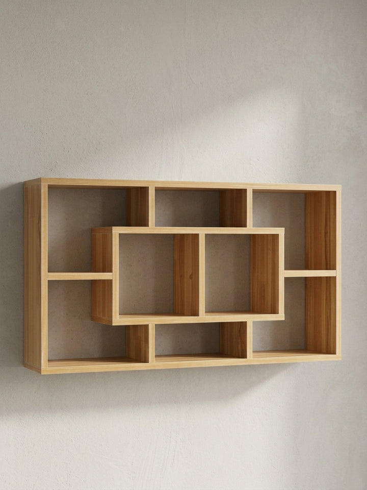 Freischwebendes Wandregal aus MDF mit Buche-Dekor in Frontalansicht zeigt die unterschiedlich großen Fächer für individuelle Dekoration._