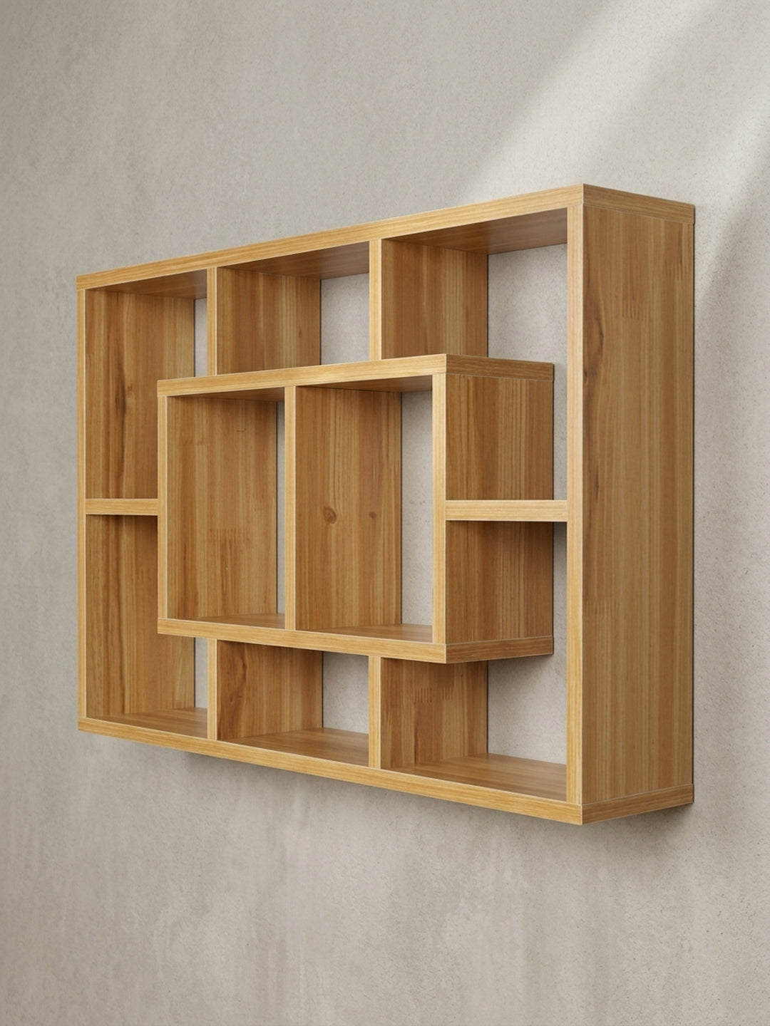 Geometrisches Wandboard in Holzoptik im Dreiviertelprofil verdeutlicht die geringe Tiefe von 16 Zentimetern für schmale Raumsituationen._