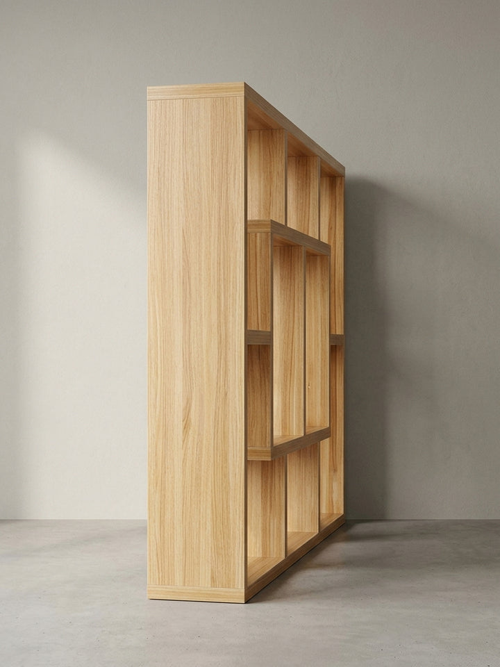 Detailansicht der Rückseite des Buche-Wandboards mit den integrierten Aufhängungspunkten für eine sichere und bündige Wandbefestigung._