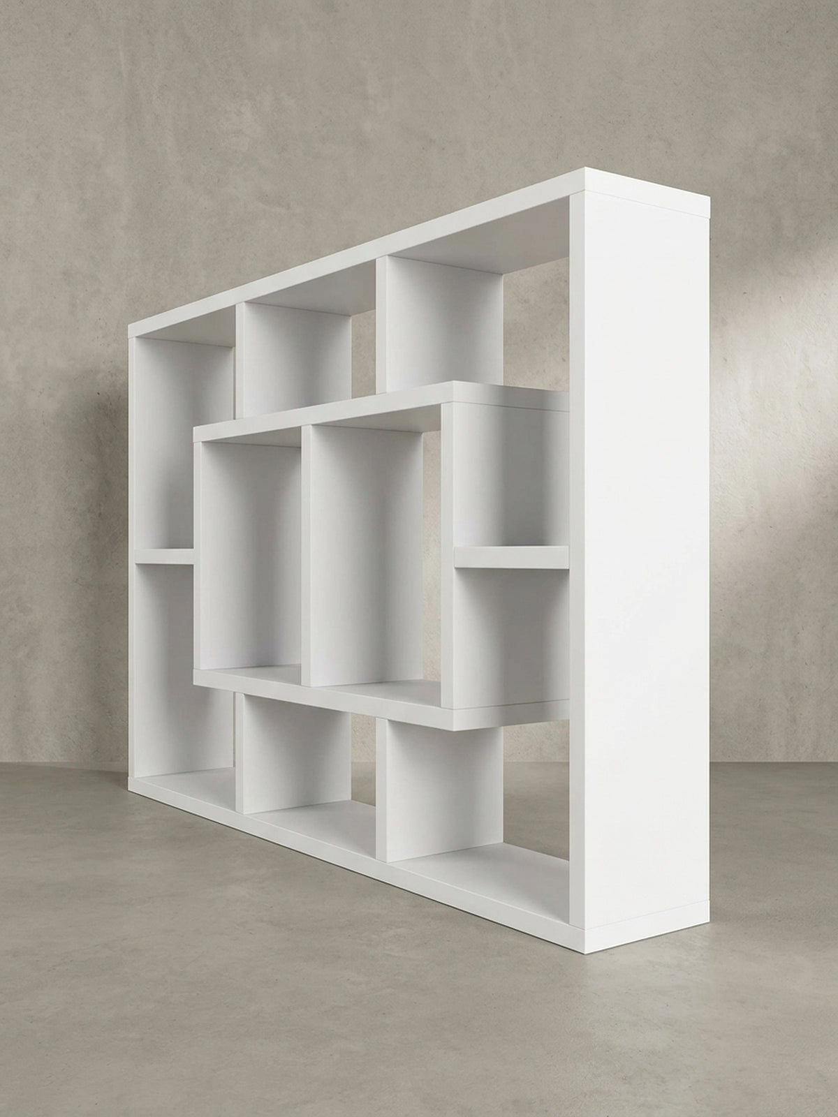 Detailansicht der stabilen Konstruktion des offenen Holzregals zur sicheren und unsichtbaren Wandmontage im Wohnbereich_