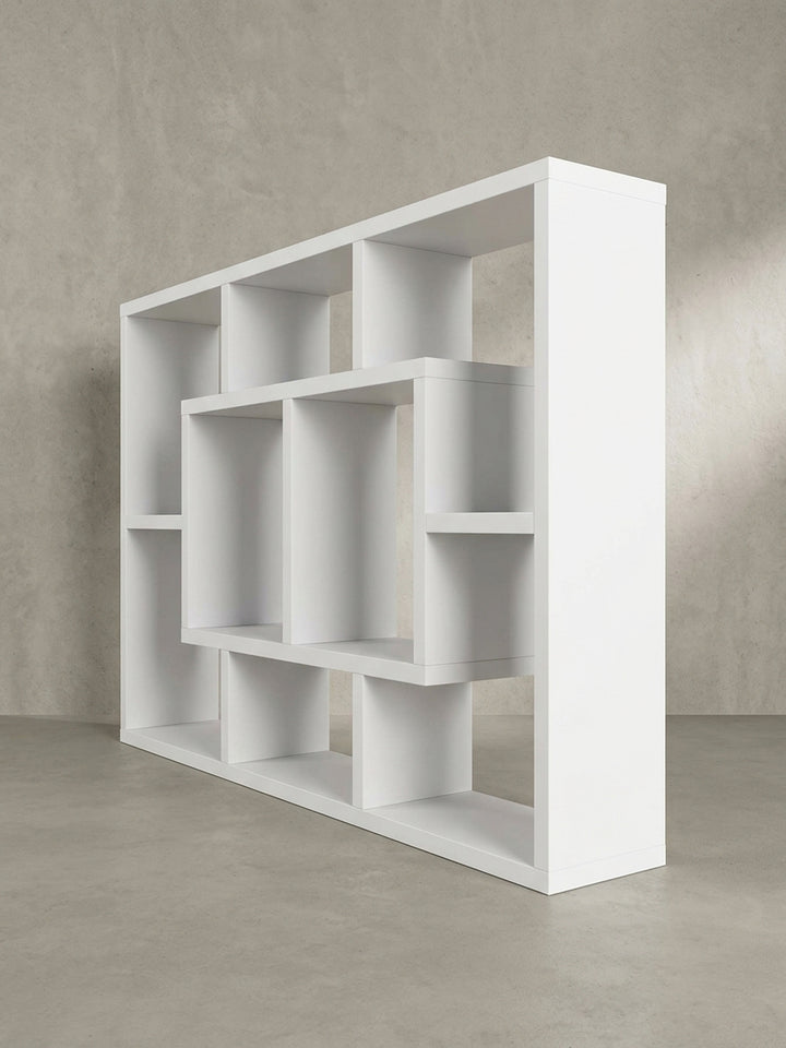 Detailansicht der stabilen Konstruktion des offenen Holzregals zur sicheren und unsichtbaren Wandmontage im Wohnbereich_