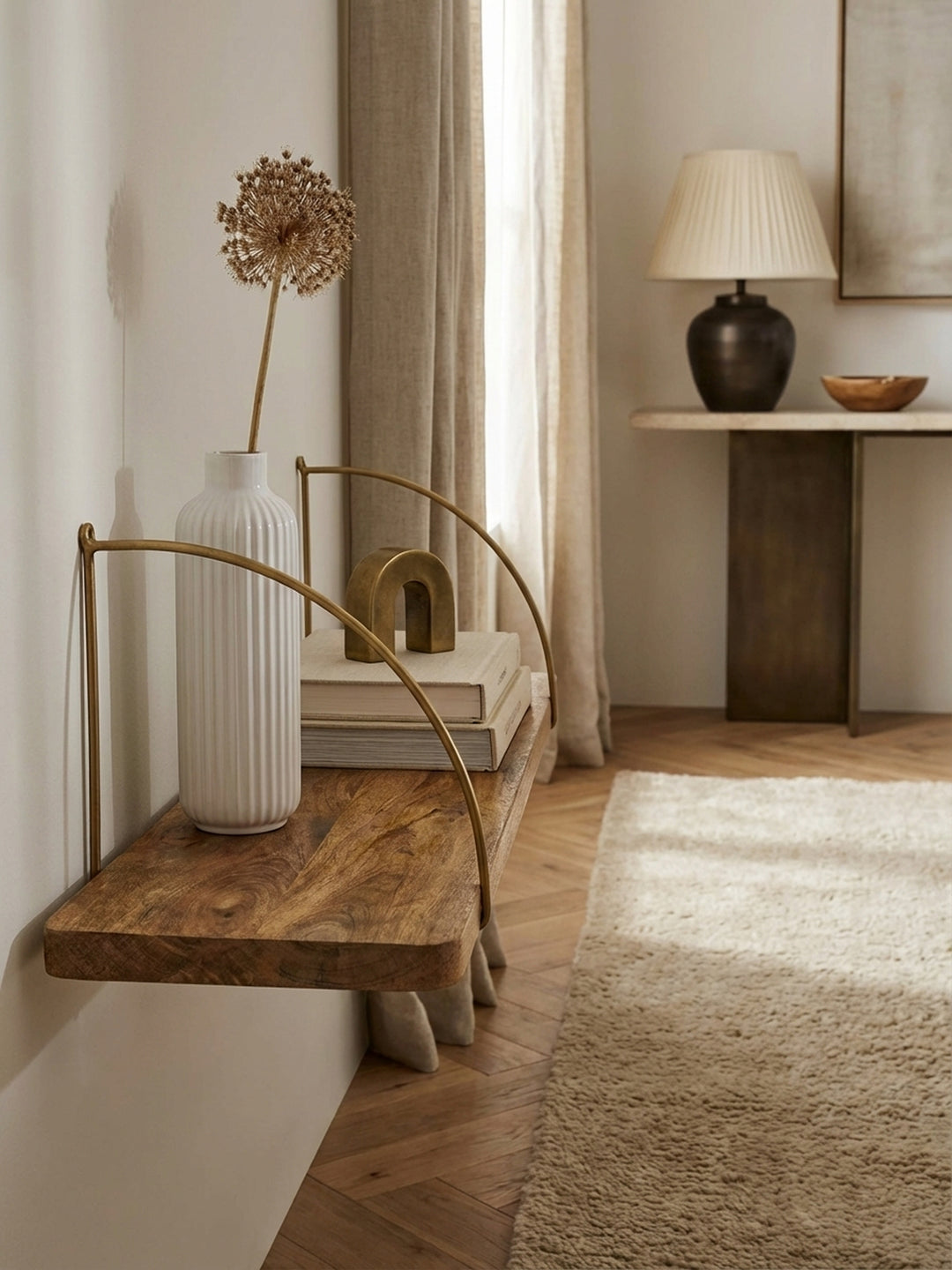 Detailaufnahme der lebendigen Maserung des Mango Massivholz Regals, versiegelt mit Schutzlack, und der mattgoldenen Metallhalterung._