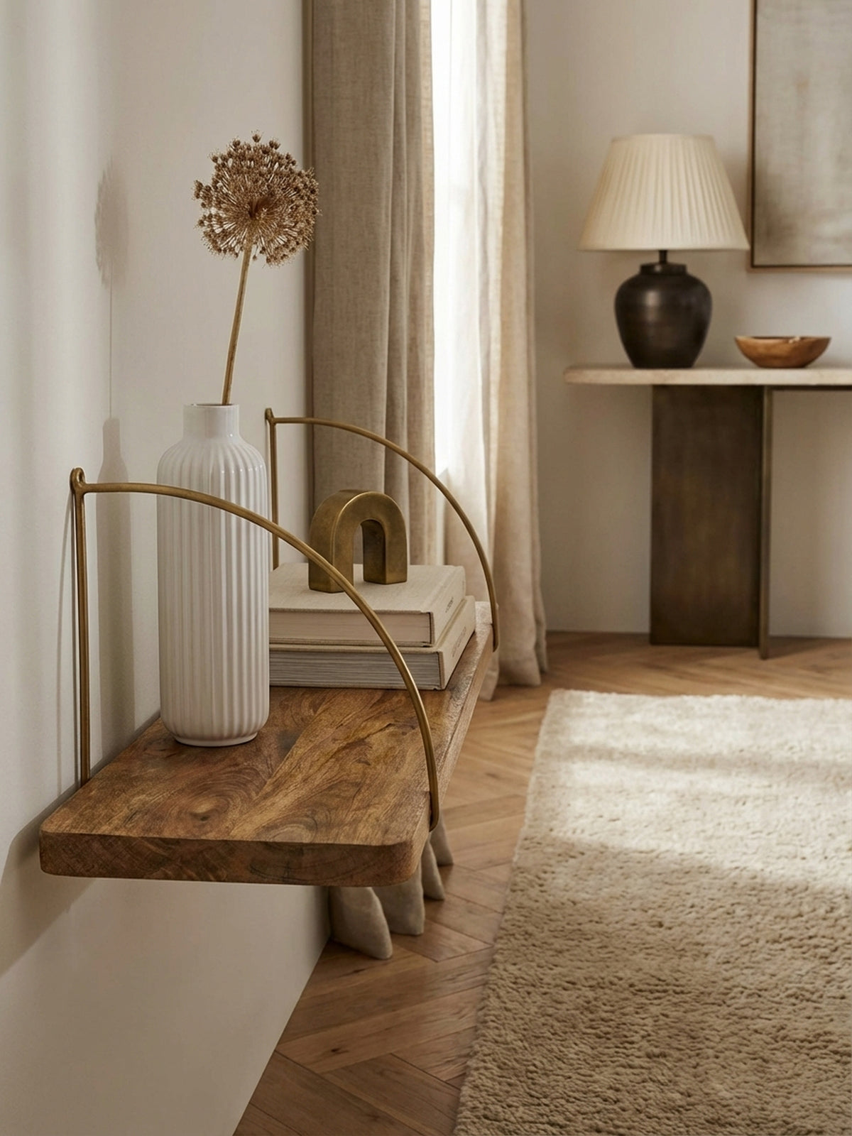 Detailaufnahme der lebendigen Maserung des Mango Massivholz Regals, versiegelt mit Schutzlack, und der mattgoldenen Metallhalterung._