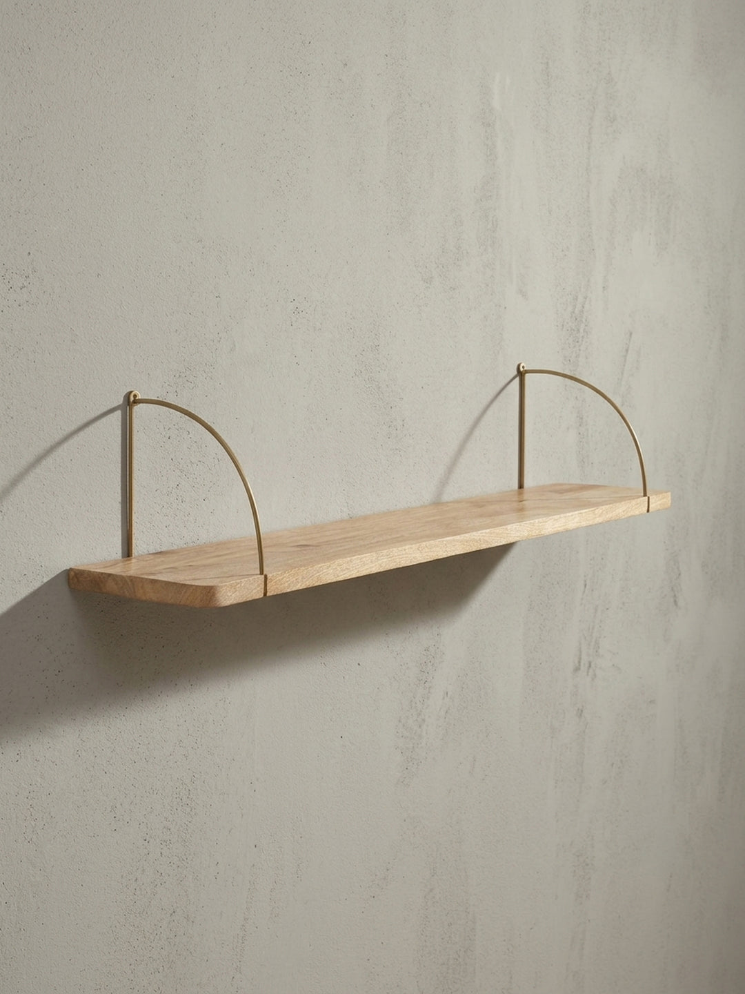 Langes Bücherregal für die Wand in der Seitenansicht, das die Stärke von 2,5 cm des massiven Holzes und das schlanke Profil der Metallaufhängung darstellt._