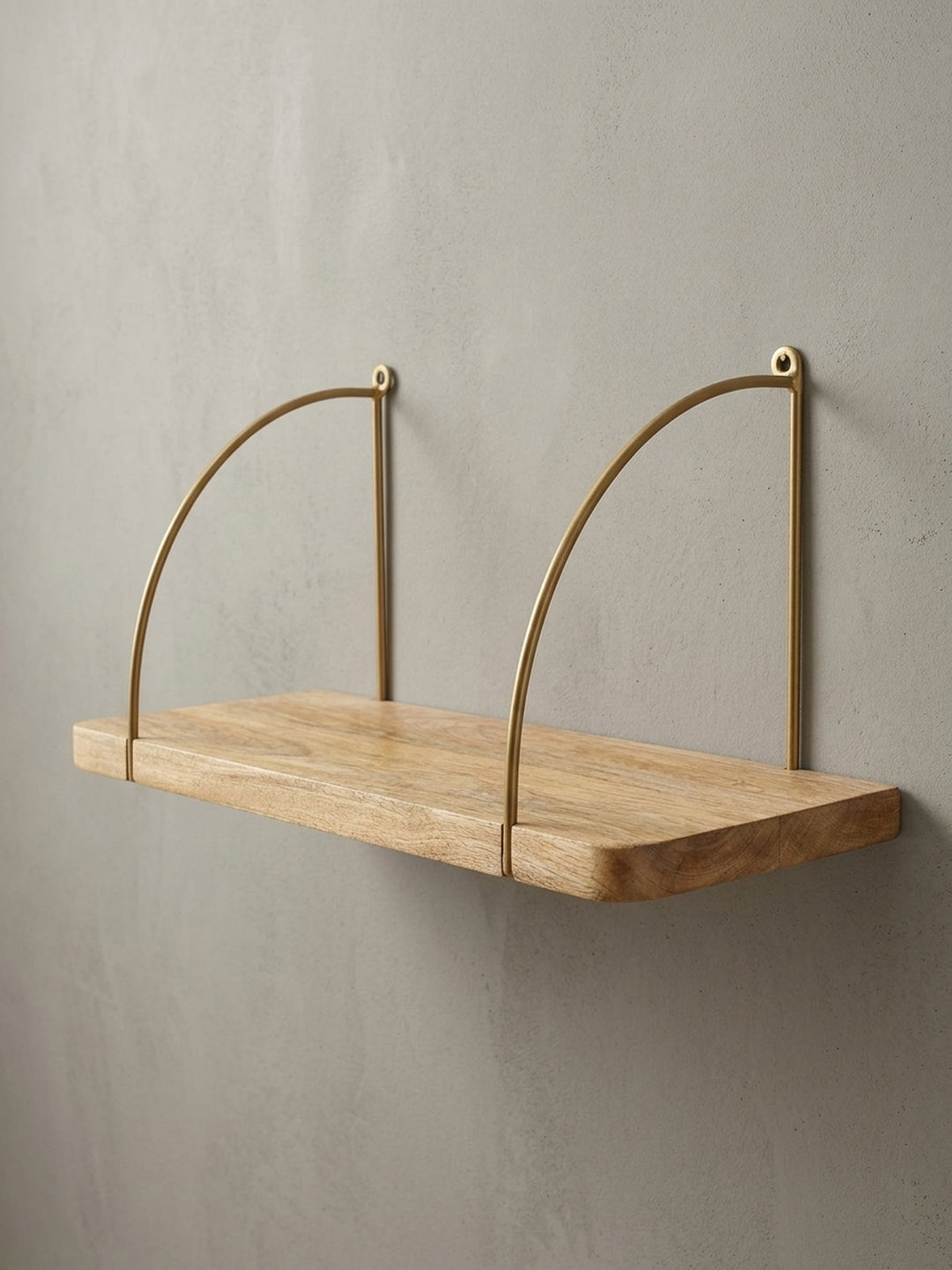 Alternatives Design-Wandregal aus Mango Massivholz, gezeigt aus einer leicht erhöhten Perspektive zur Betonung der natürlichen Holzoberfläche._