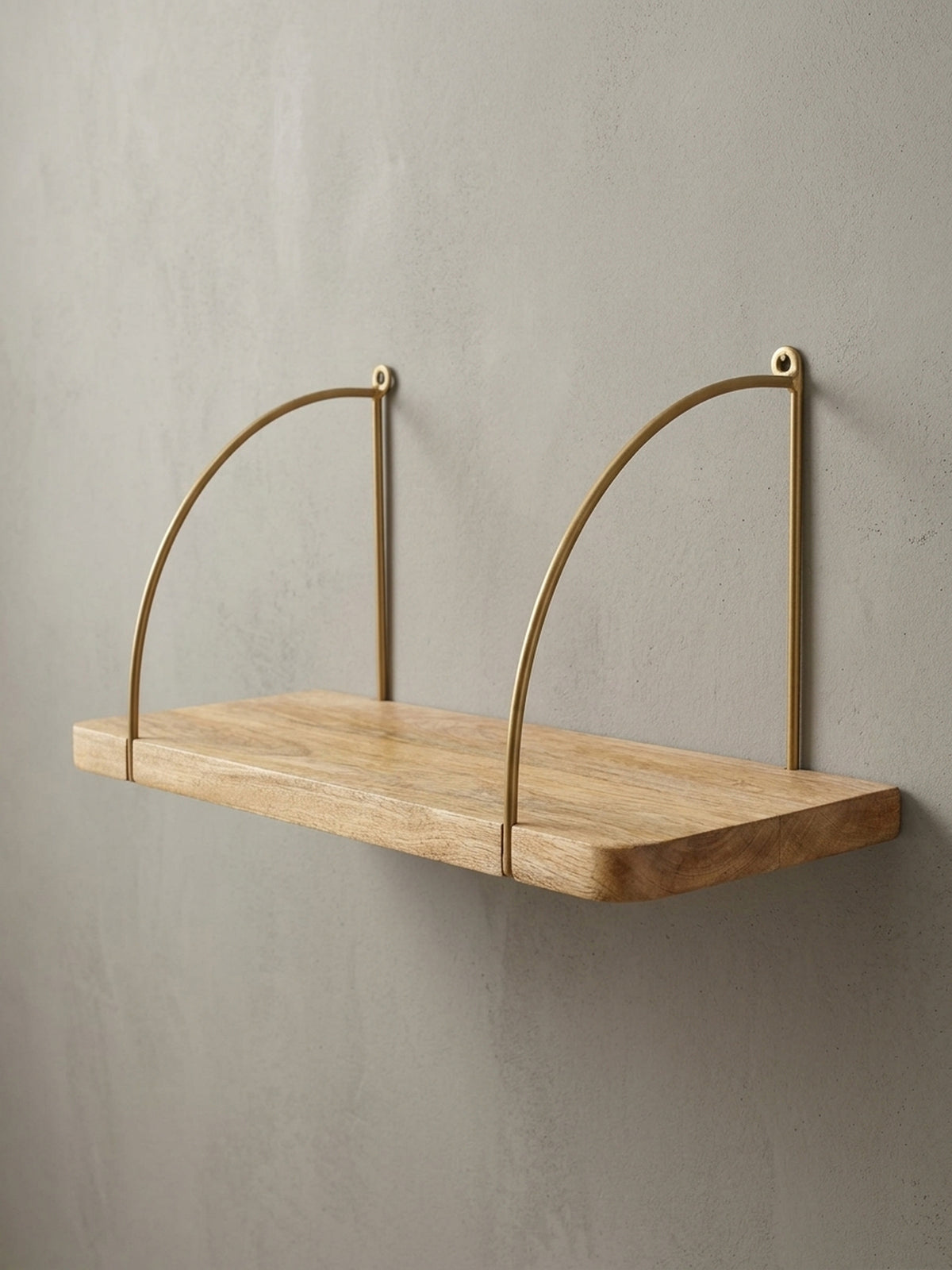 Alternatives Design-Wandregal aus Mango Massivholz, gezeigt aus einer leicht erhöhten Perspektive zur Betonung der natürlichen Holzoberfläche._