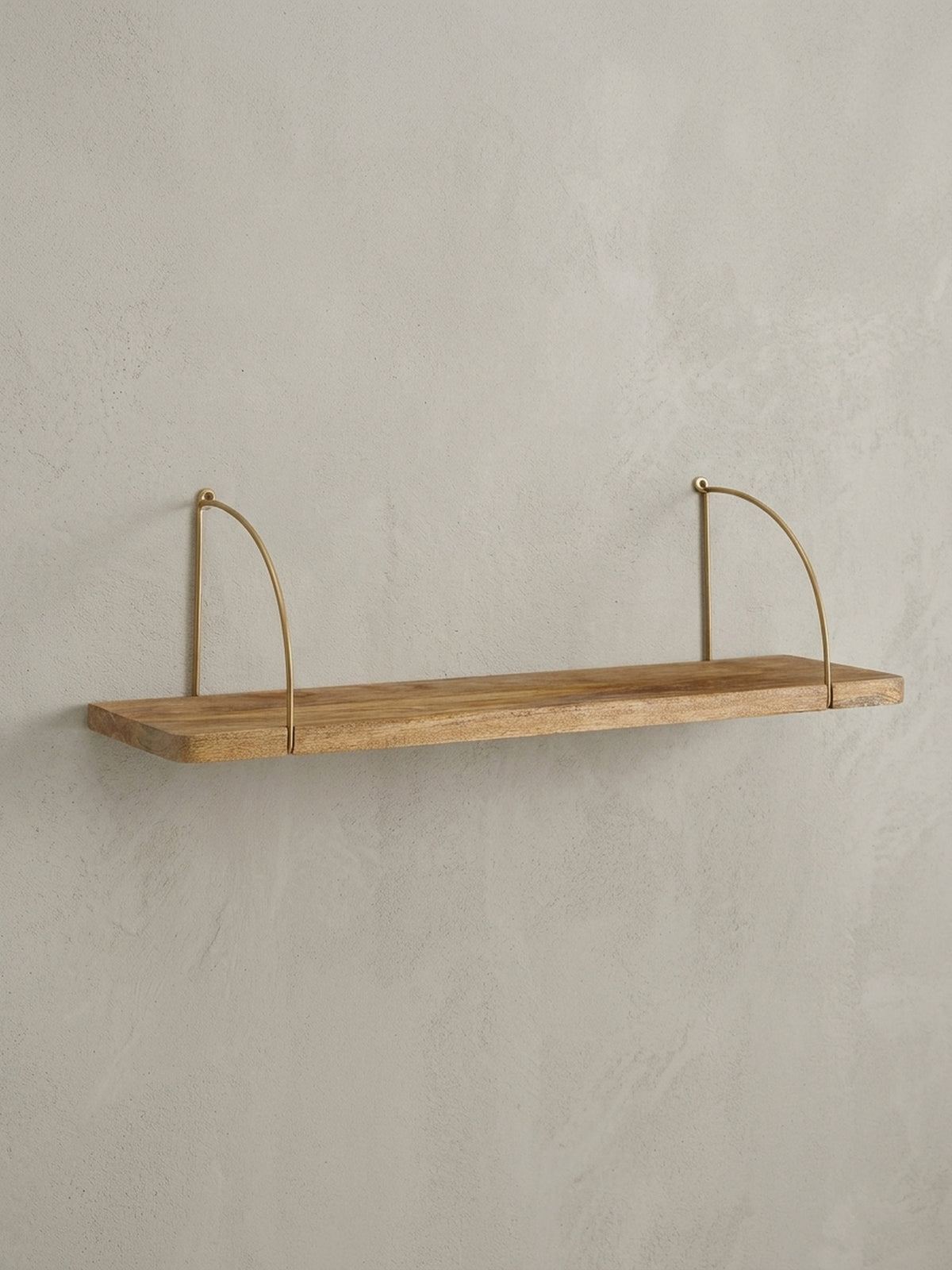 Freigestelltes Wandregal 80x25x22 cm aus Mango Massivholz und Metall in Gold, Frontansicht des klaren, geradlinigen Industrial Designs._