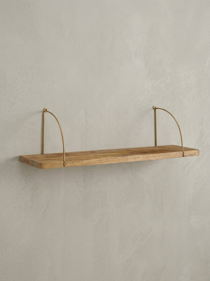Freigestelltes Wandregal 80x25x22 cm aus Mango Massivholz und Metall in Gold, Frontansicht des klaren, geradlinigen Industrial Designs._