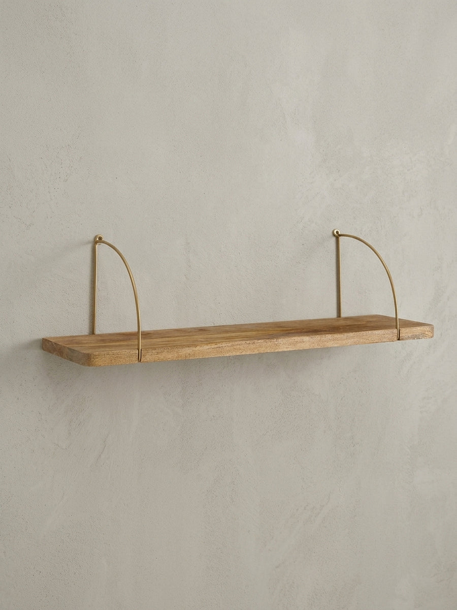 Freigestelltes Wandregal 80x25x22 cm aus Mango Massivholz und Metall in Gold, Frontansicht des klaren, geradlinigen Industrial Designs._