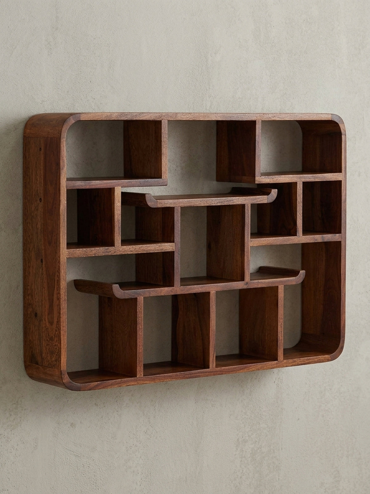 Das Design-Wandregal aus massivem Sheesham-Holz in der Gesamtübersicht, ein modernes und funktionales Hängeregal für eine stilvolle Einrichtung.