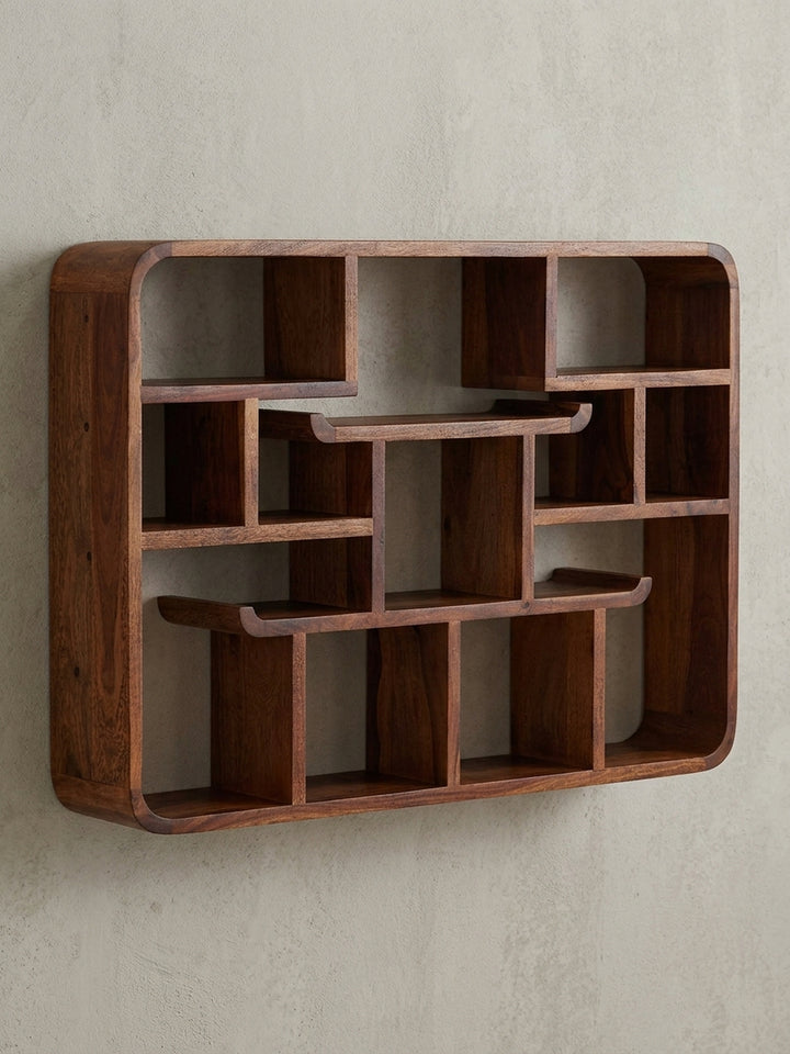 Das Design-Wandregal aus massivem Sheesham-Holz in der Gesamtübersicht, ein modernes und funktionales Hängeregal für eine stilvolle Einrichtung._