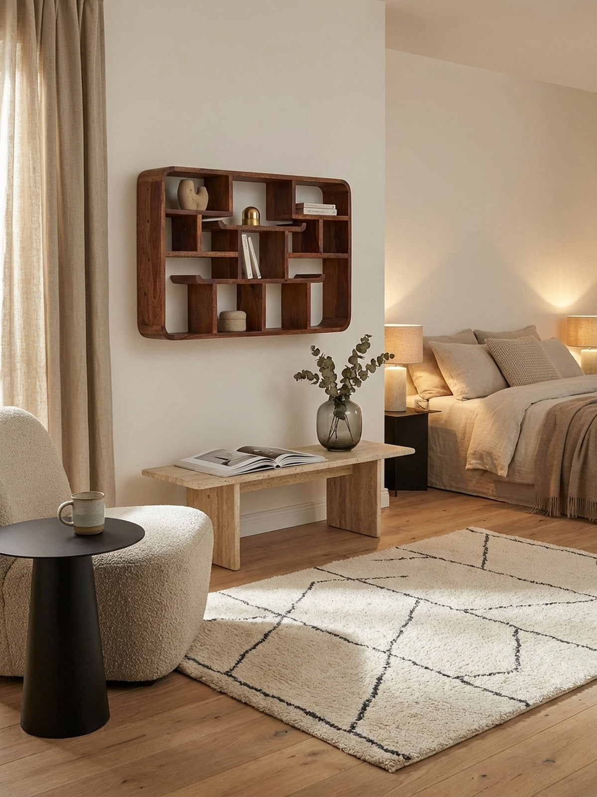 Großes Design-Hängeregal aus Holz, von oben fotografiert, zeigt die Anordnung der Fächer und die Integration in ein stilvolles Interieur mit Couchtisch.
