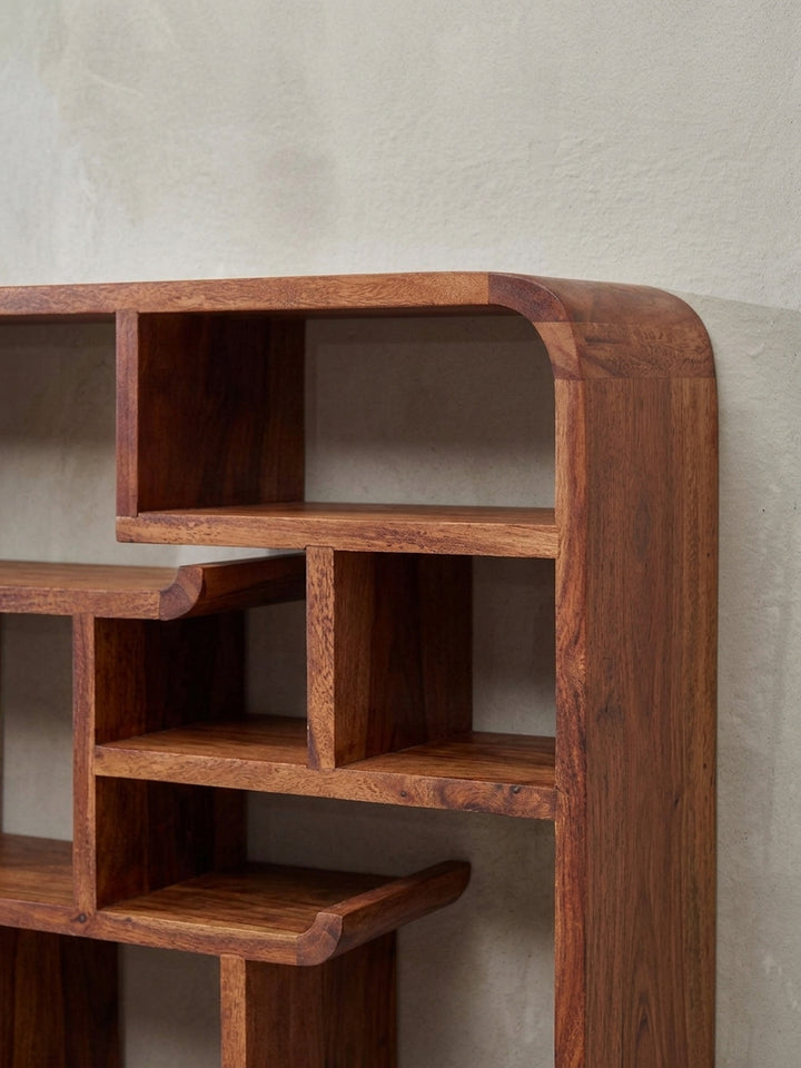 Nahaufnahme eines abgerundeten Eckdetails des Holz-Wandregals, das die handwerkliche Qualität und die warme Farbe des Sheesham-Holzes zeigt._