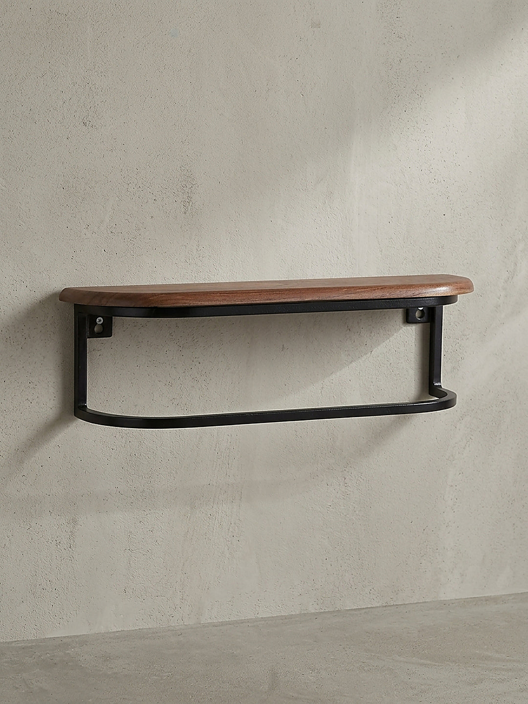 Frontalansicht des rechteckigen Wandregals aus Sheesham Massivholz mit umlaufendem schwarzen Metallbügel vor neutralem Hintergrund._