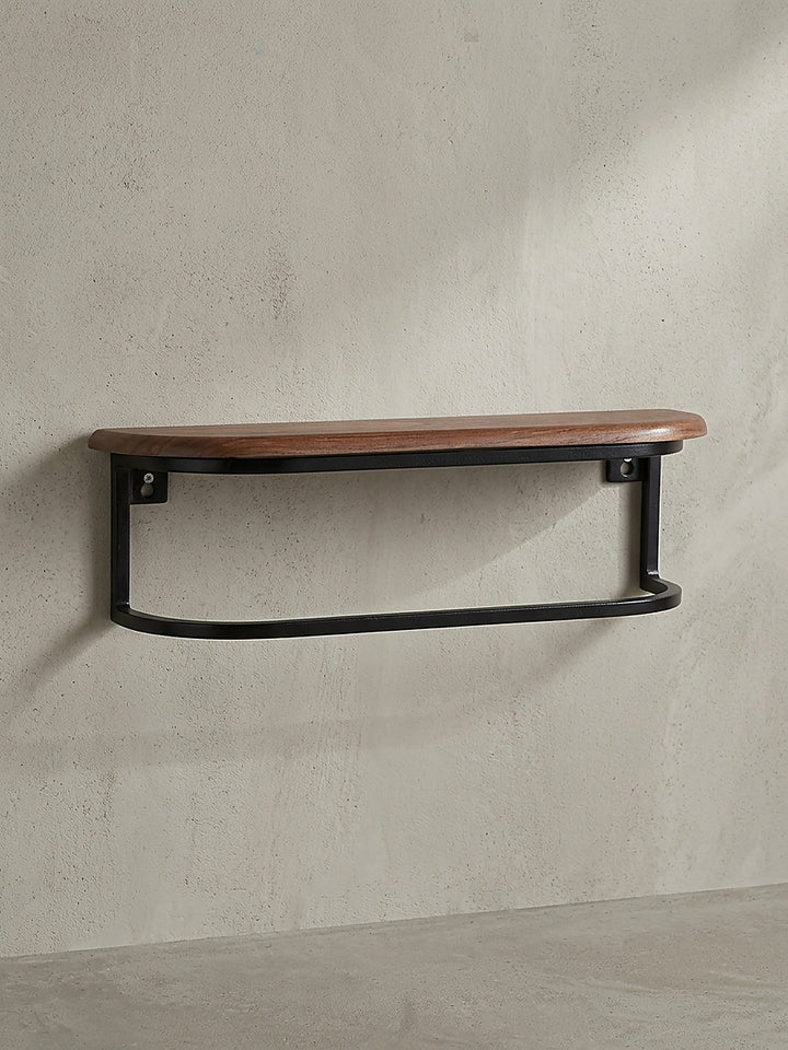 Frontalansicht des rechteckigen Wandregals aus Sheesham Massivholz mit umlaufendem schwarzen Metallbügel vor neutralem Hintergrund._