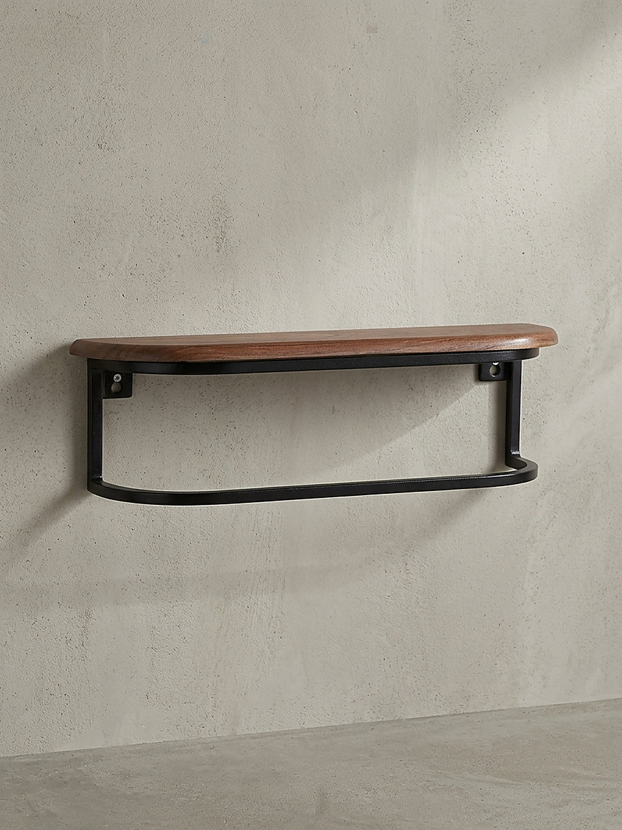 Frontalansicht des rechteckigen Wandregals aus Sheesham Massivholz mit umlaufendem schwarzen Metallbügel vor neutralem Hintergrund._