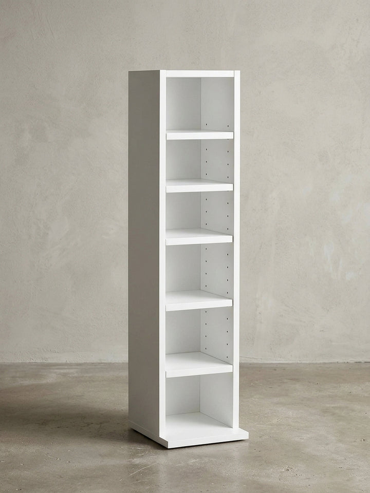 Frontansicht des schmalen Holzregals in strahlendem Weiß, freistehendes Design mit sechs gleichmäßigen Fächern für CDs, DVDs oder Taschenbücher._
