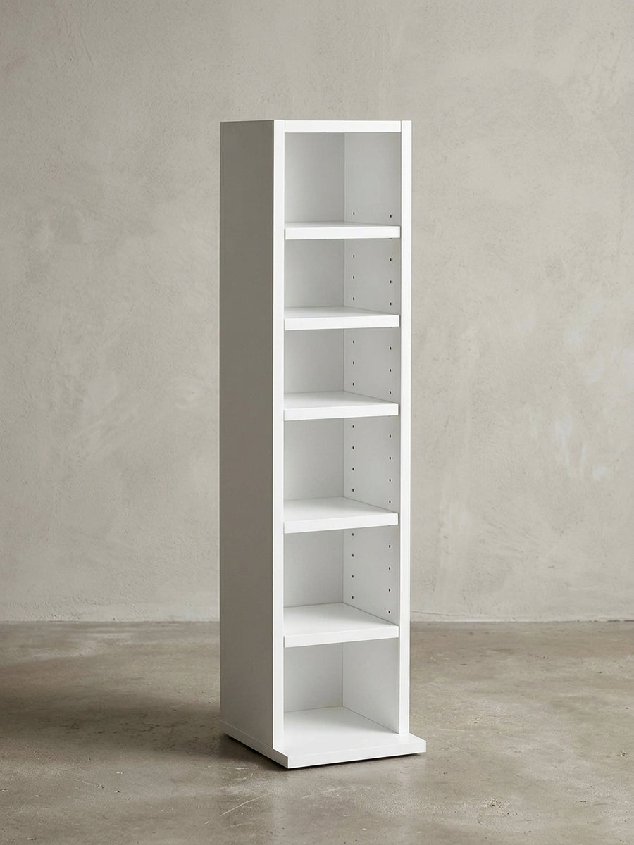 Frontansicht des schmalen Holzregals in strahlendem Weiß, freistehendes Design mit sechs gleichmäßigen Fächern für CDs, DVDs oder Taschenbücher._