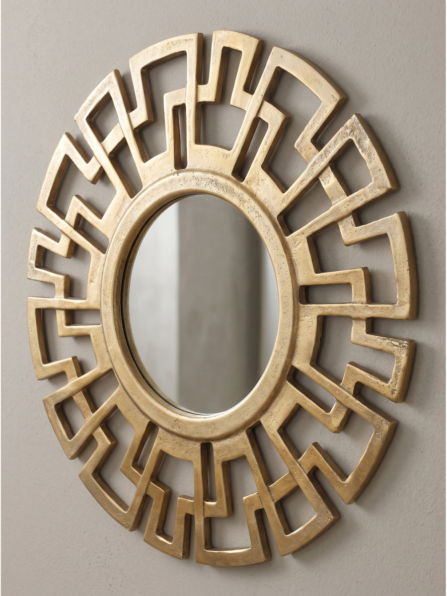 Großer runder Dekospiegel Gold 60 cm mit Labyrinth-Muster Rahmen aus Metall schräg von der Seite gesehen_