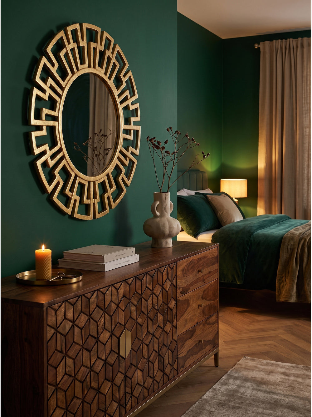 Eleganter Hängespiegel in Gold 60 cm an der Wand neben Messing-Wandleuchten und handgefertigter Glaskaraffe auf Konsole_