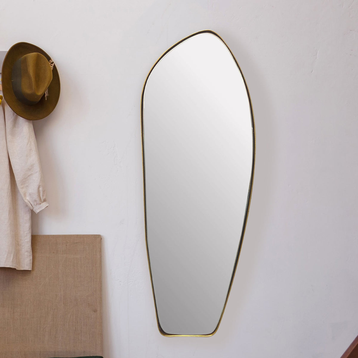 Wandspiegel Asymmetrisch 33x90 cm Metall Design Hängespiegel Gold - Eisen Dekospiegel Unförmig mit Rahmen - Spiegel Wand Groß - Flurspiegel Länglich - Garderobenspiegel Modern