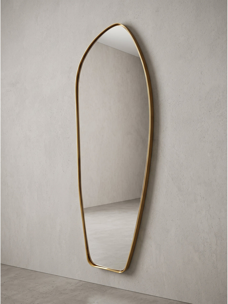 Vollansicht des asymmetrischen Wandspiegels 33x90 cm mit schmalem, golden lackiertem Metallrahmen vor neutralem, weißem Hintergrund._