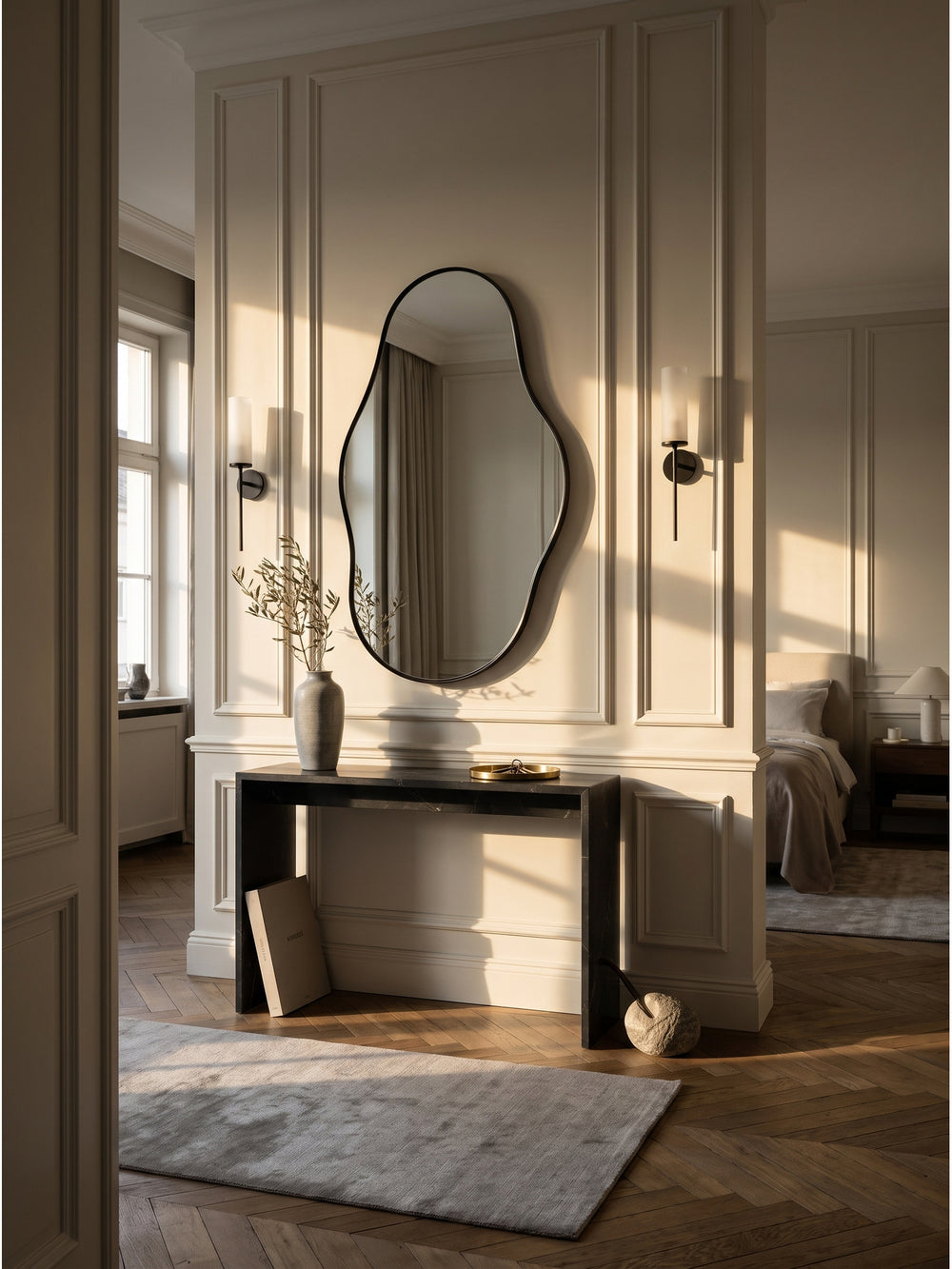 Asymmetrischer Wandspiegel 40x80 cm mit schwarzem Metallrahmen im eleganten Pariser Flur über einer dunklen Marmorkonsole_