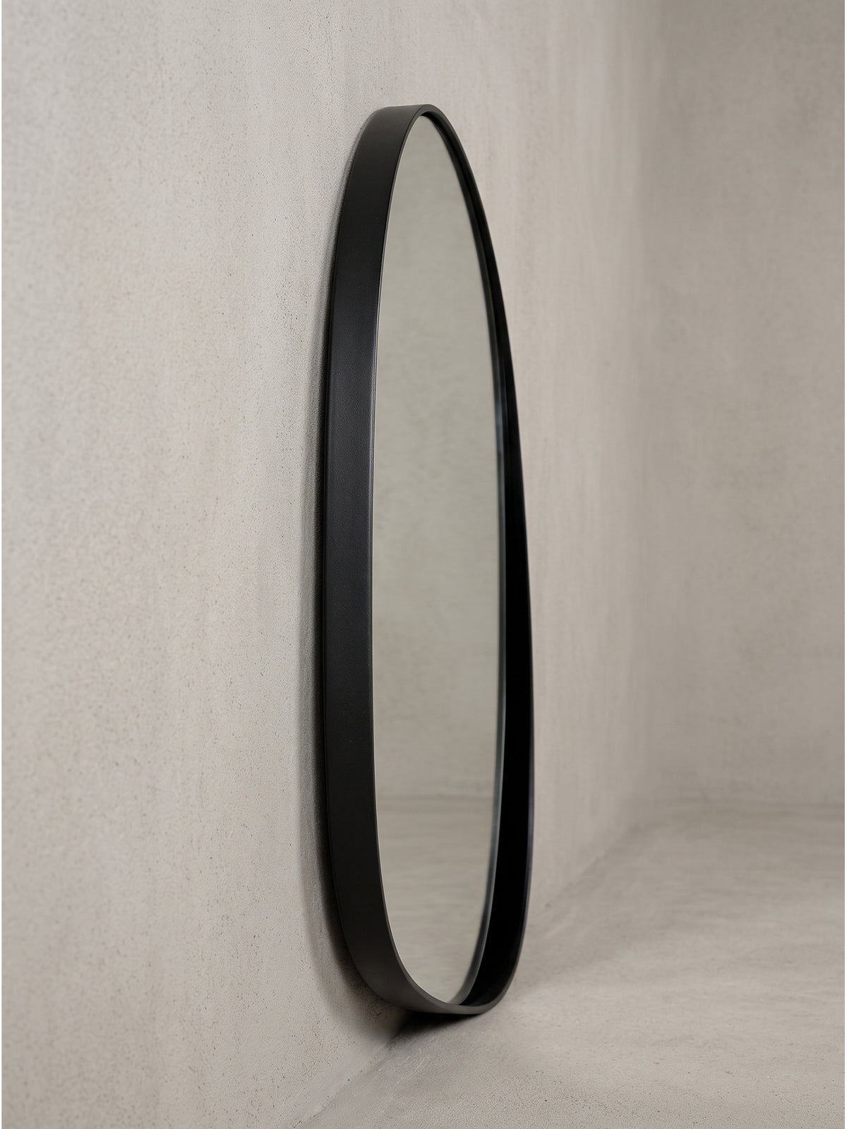 Schlichter Hängespiegel aus Glas und Metall mit schwarzer Rahmung in klarer Frontalperspektive für moderne Wohnkonzepte._