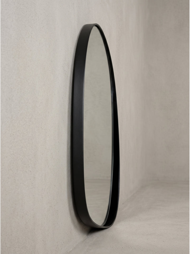 Schlichter Hängespiegel aus Glas und Metall mit schwarzer Rahmung in klarer Frontalperspektive für moderne Wohnkonzepte._