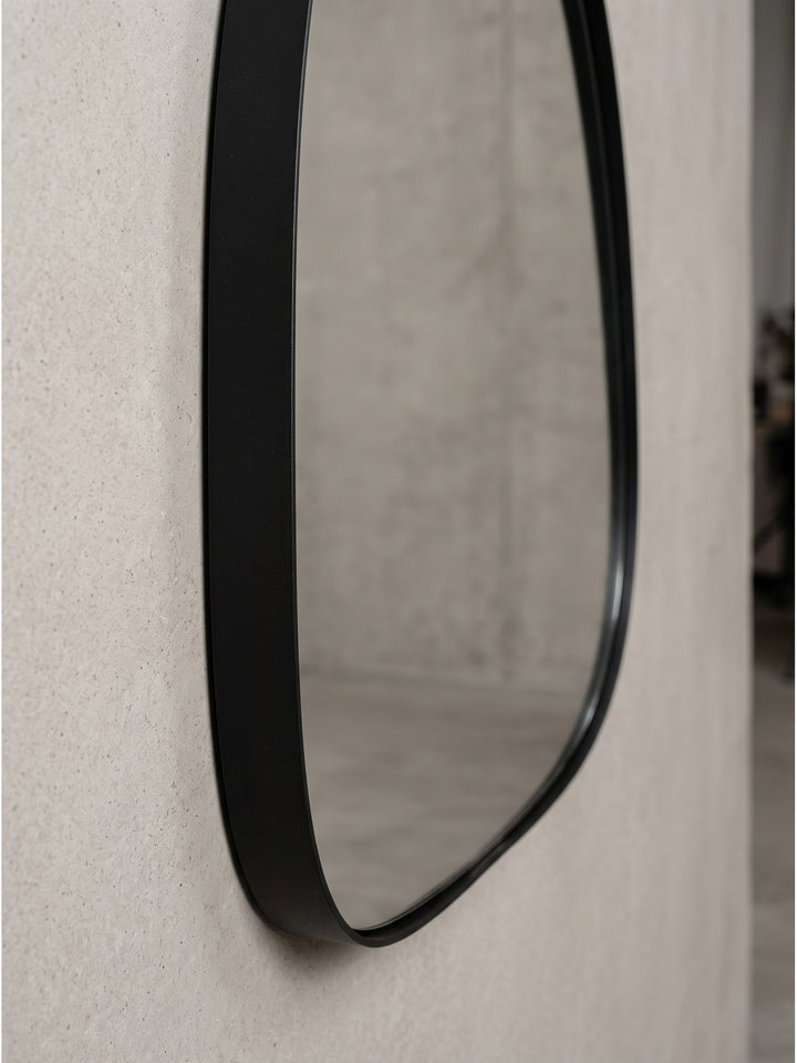 Minimalistischer Flurspiegel im Kieselstein-Design mit 53x60 cm Außenmaß und schlichtem schwarzem Metallprofil freigestellt._