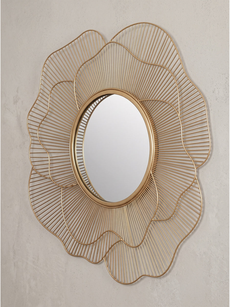 Runder Wandspiegel Rose aus lackiertem Eisen in Gold mit 77cm Gesamtdurchmesser in der Frontalansicht vor reinweißem Hintergrund._