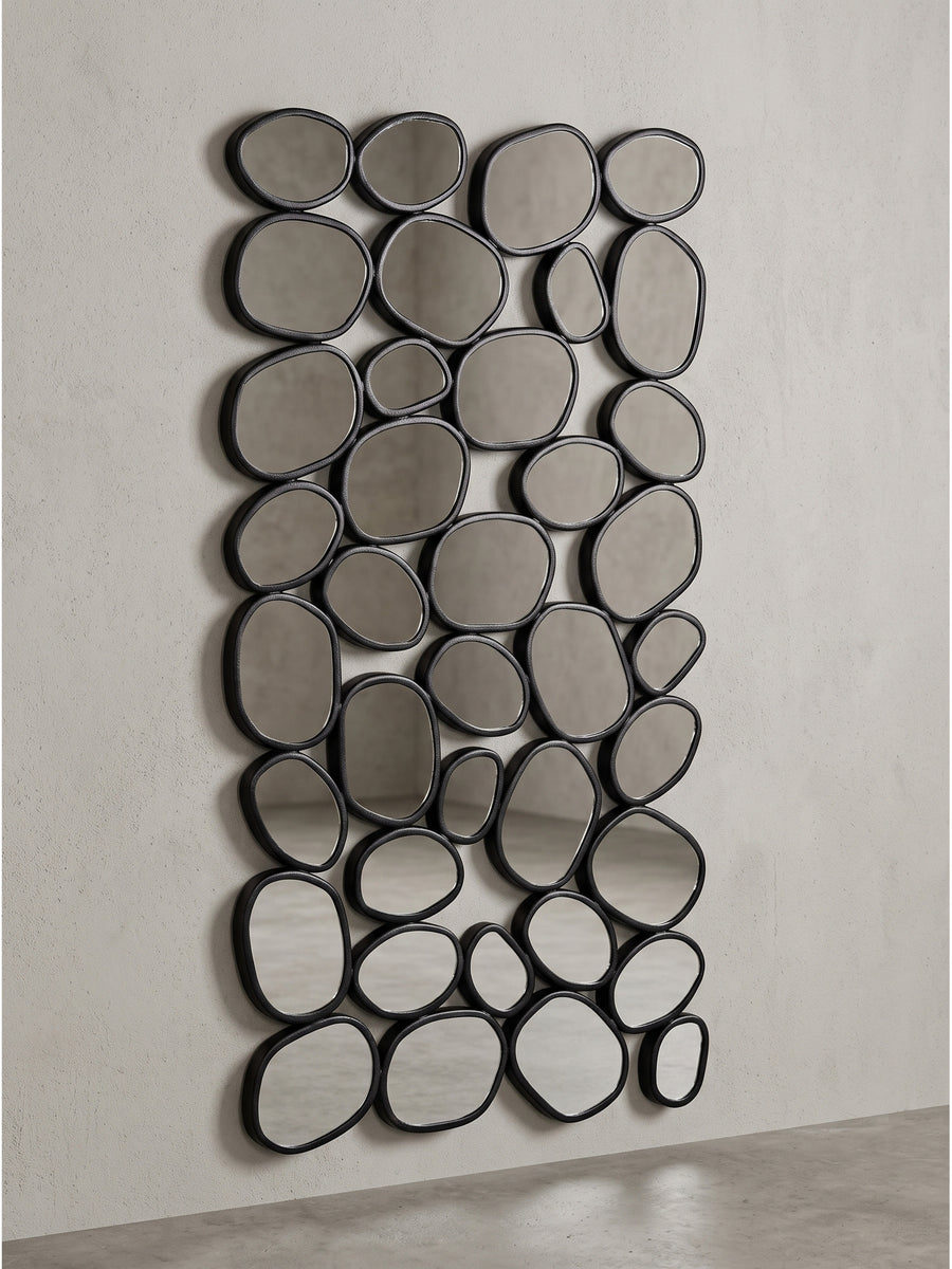 Moderner Wandspiegel 56x99 cm mit organisch geformtem Eisenrahmen in Schwarz auf reinweißem Hintergrund_