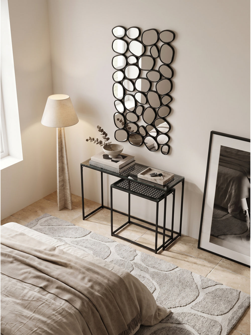 Vertikal montierter Dekospiegel aus Glas und Eisen 56x99 cm in der Draufsicht über einem puristischen Sideboard auf hellem Travertin-Boden_