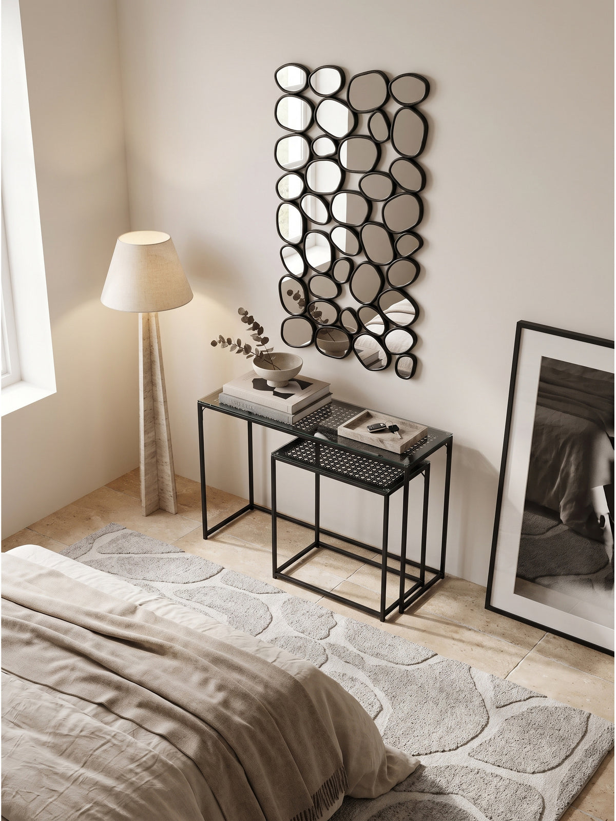 Vertikal montierter Dekospiegel aus Glas und Eisen 56x99 cm in der Draufsicht über einem puristischen Sideboard auf hellem Travertin-Boden_
