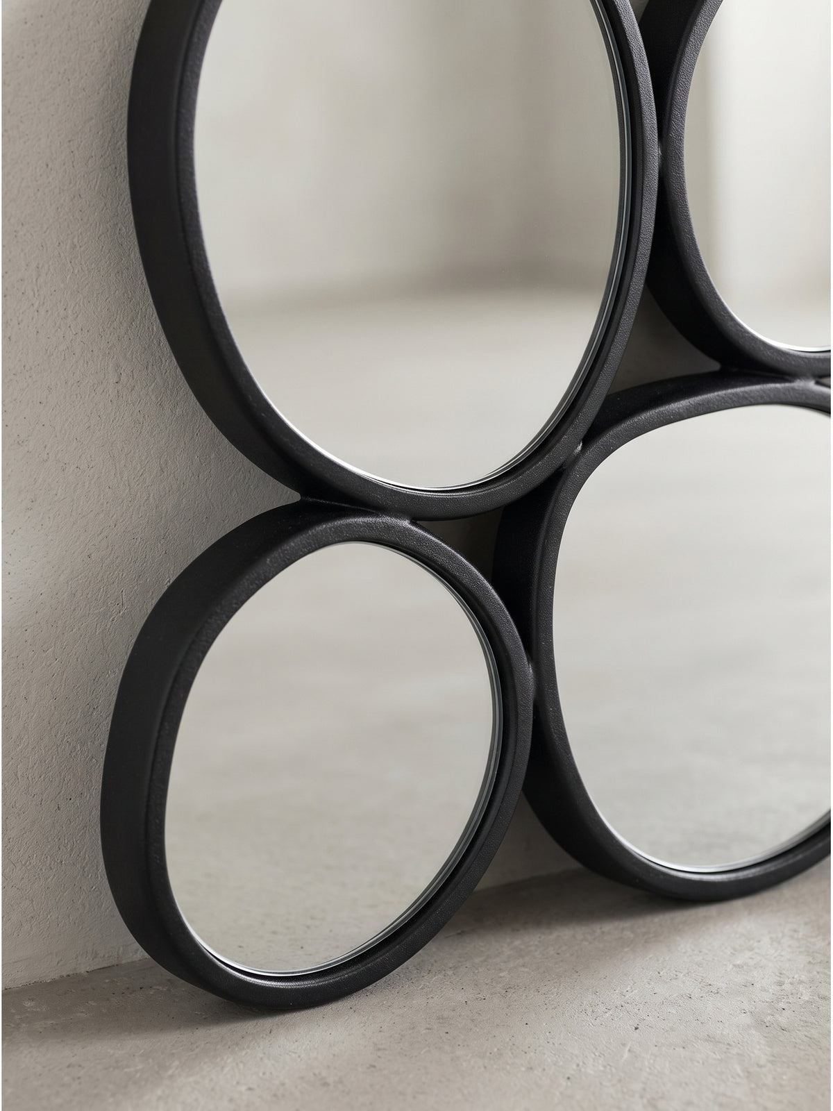Asymmetrischer Design-Spiegel 56x99 cm bestehend aus zahlreichen kleinen Glasflächen in einem durchgehenden schwarzen Metallgitter_