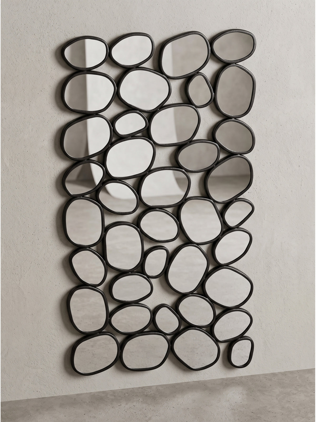 Skulpturaler Flurspiegel aus Glas und Eisen 56x99 cm in leichter Seitenansicht mit sichtbarer 3 cm Rahmentiefe