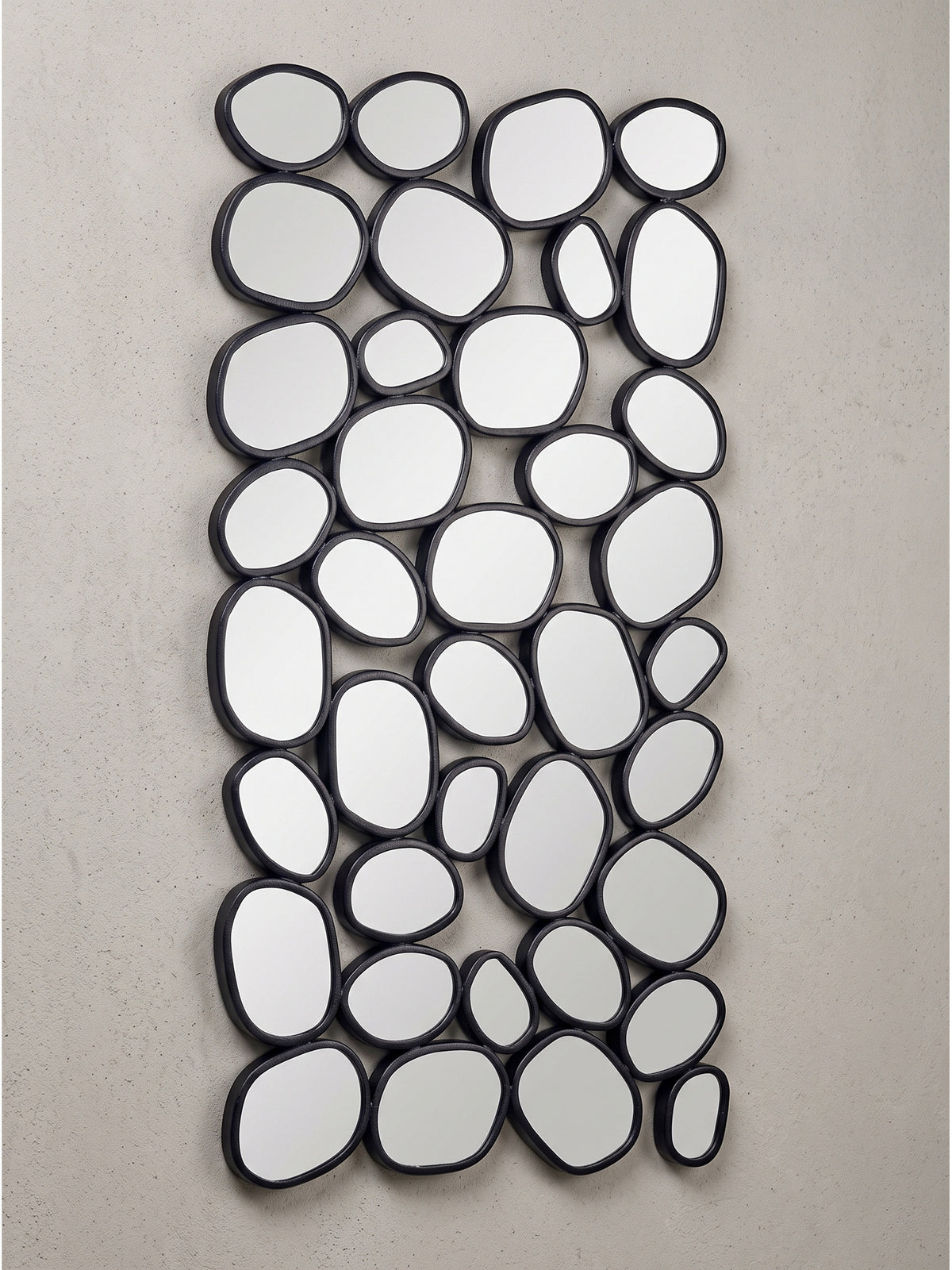 Nahaufnahme der feinen Glasverarbeitung innerhalb des schwarzen Eisenrahmens beim 56x99 cm großen, modernen Wandspiegel_