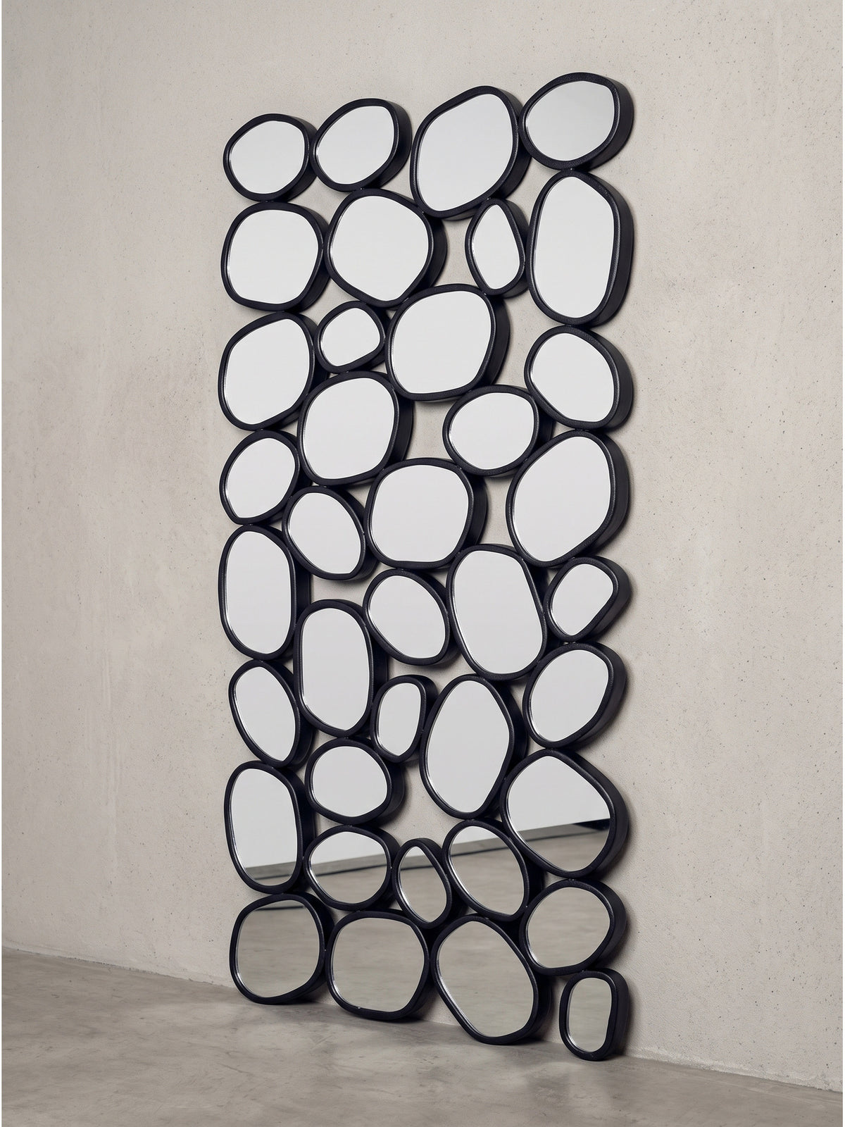 Seitenprofil des schwarzen Metall-Wandspiegels 56x99 cm mit plastisch hervortretendem Eisenrahmen in zellularer Tropfenoptik