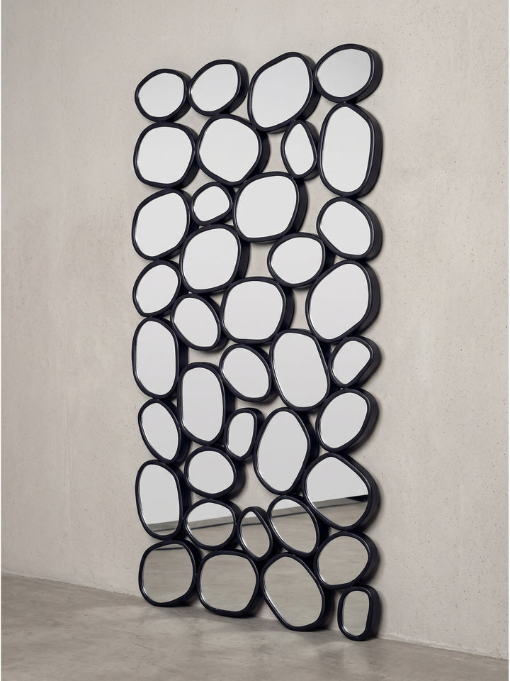 Seitenprofil des schwarzen Metall-Wandspiegels 56x99 cm mit plastisch hervortretendem Eisenrahmen in zellularer Tropfenoptik_