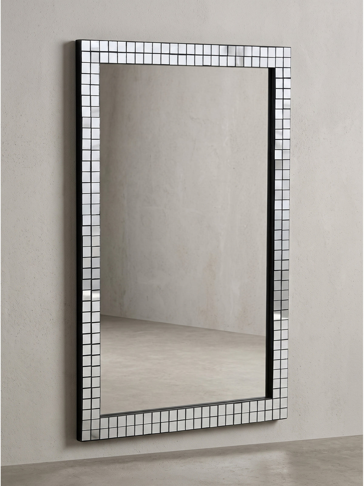 Rechteckiger Wandspiegel mit facettiertem Glas-Mosaikrahmen in Frontalansicht vor neutralem weißem Hintergrund_