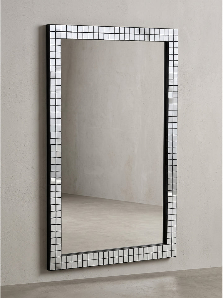 Rechteckiger Wandspiegel mit facettiertem Glas-Mosaikrahmen in Frontalansicht vor neutralem weißem Hintergrund_
