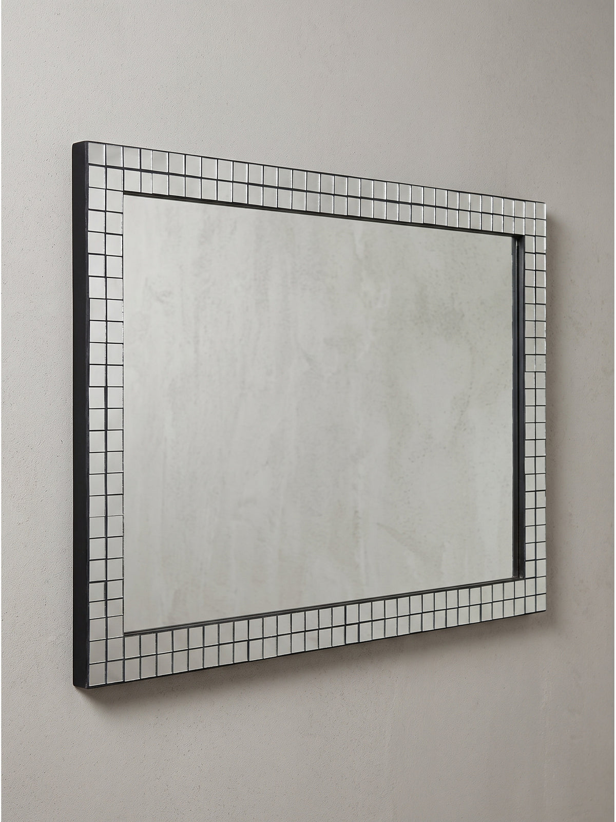 Silberner Deko-Spiegel 60x90 cm mit geometrischem Fliesen-Muster in leichter Seitenansicht von rechts_
