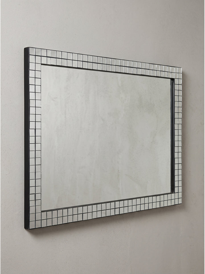 Silberner Deko-Spiegel 60x90 cm mit geometrischem Fliesen-Muster in leichter Seitenansicht von rechts_