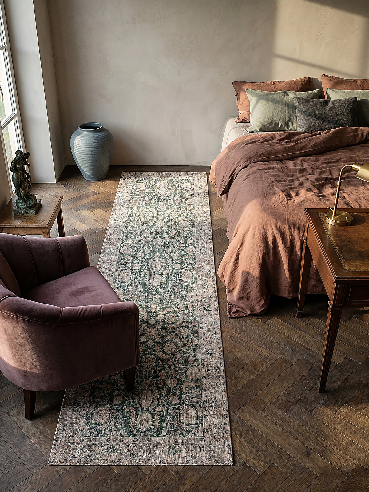 Teppich Grün Läufer im Wohnzimmer mit Couchtisch und Wohnaccessoires Wohnidee skandinavisch modern_