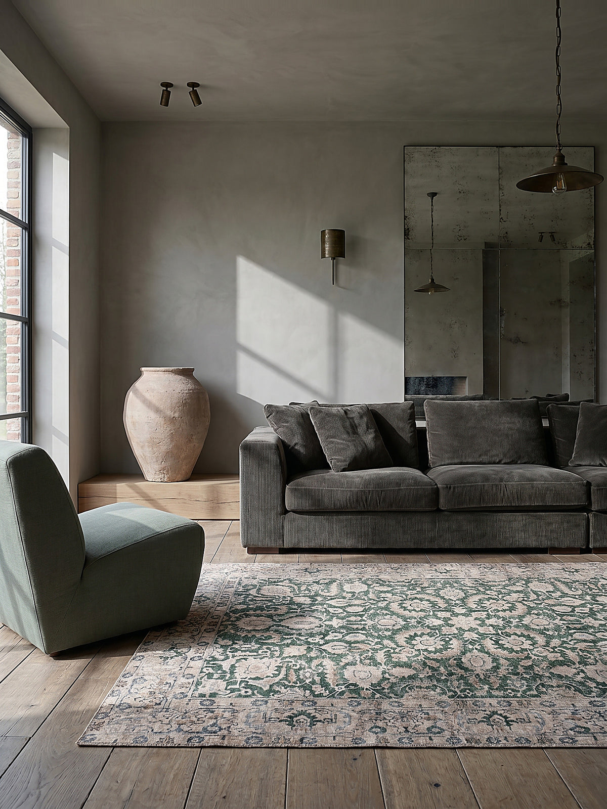 Teppich Grün rechteckig Editorial Interior als Designobjekt drapiert hochwertige Wohnaccessoires