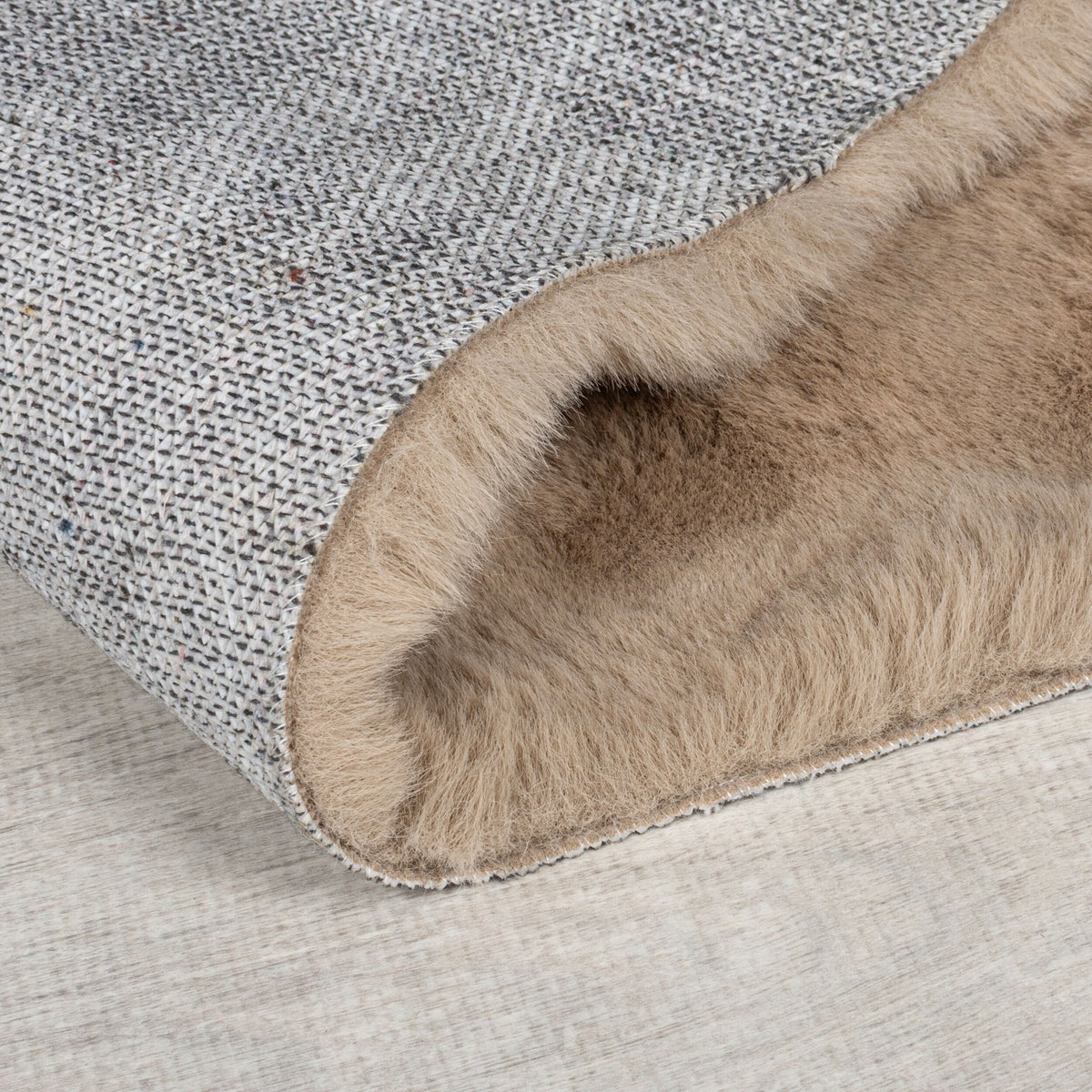 Teppich LUNE Waffel-Struktur Taupe Hochflor Rückseite Kante Detail waschbar Rechteckig_
