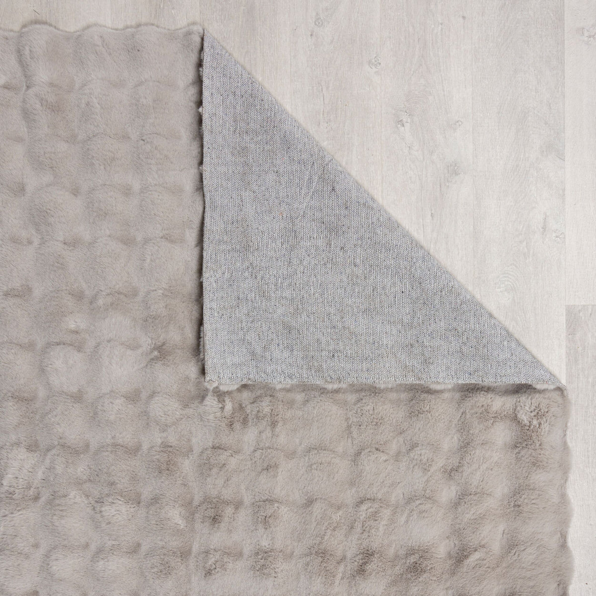 Teppich LUNE Waffel-Struktur Grau Hochflor Rückseite Kante Detail waschbar Rechteckig