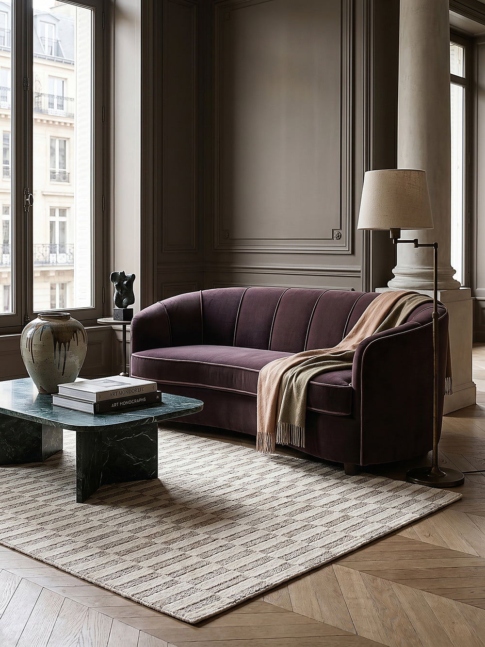 Teppich Beige rechteckig Editorial Interior als Designobjekt drapiert hochwertige Wohnaccessoires_