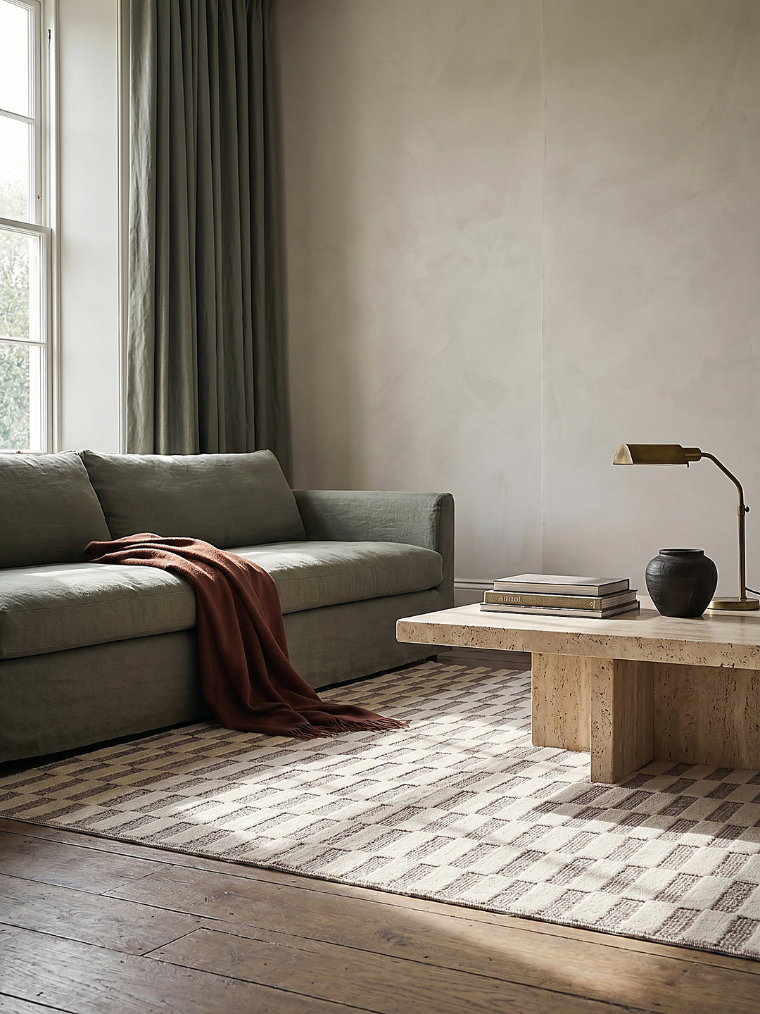 Teppich Beige rechteckig im Wohnzimmer mit Couchtisch und Wohnaccessoires Wohnidee skandinavisch modern_